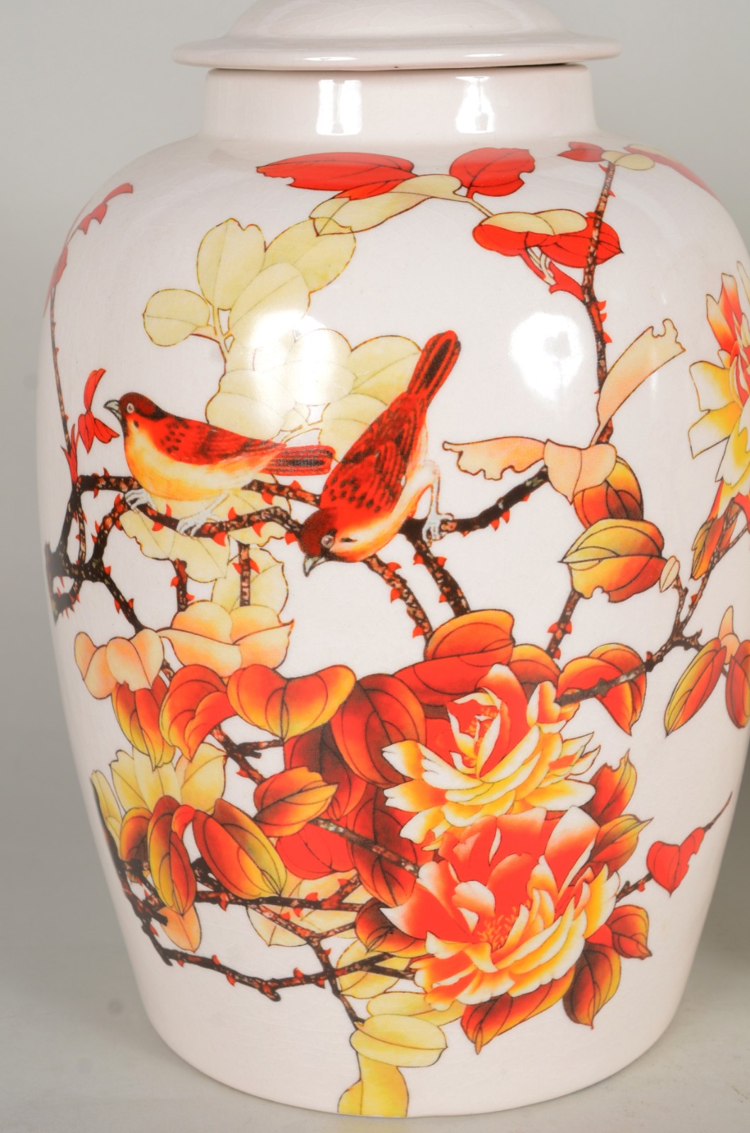 Par de potiches de porcelana decorados com flores e pássaros em... - foto 4 de 7