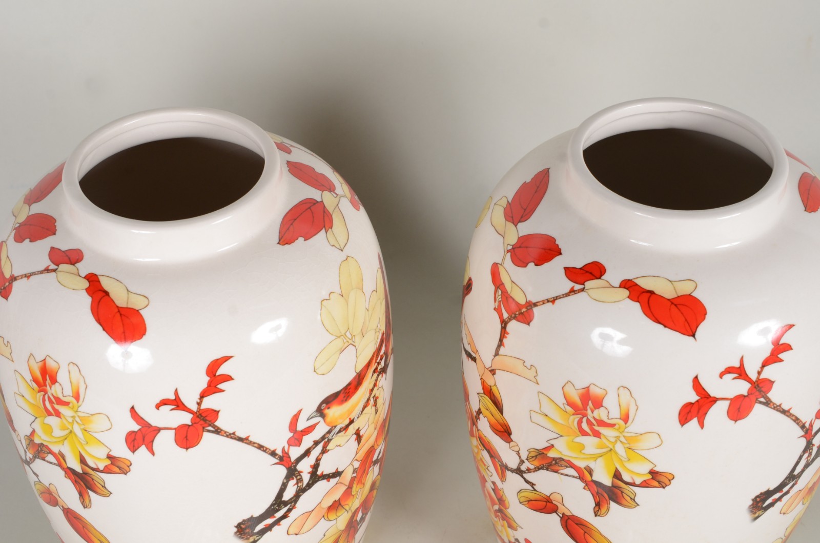 Par de potiches de porcelana decorados com flores e pássaros em... - foto 6 de 7