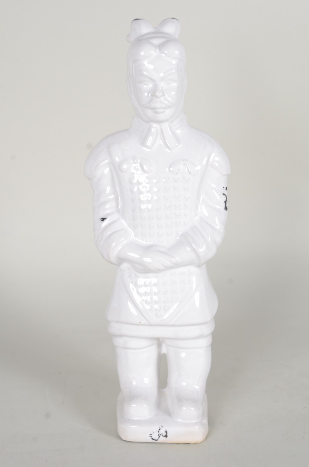 Escultura de cerâmica branca representando soldado oriental. - foto 2 de 8