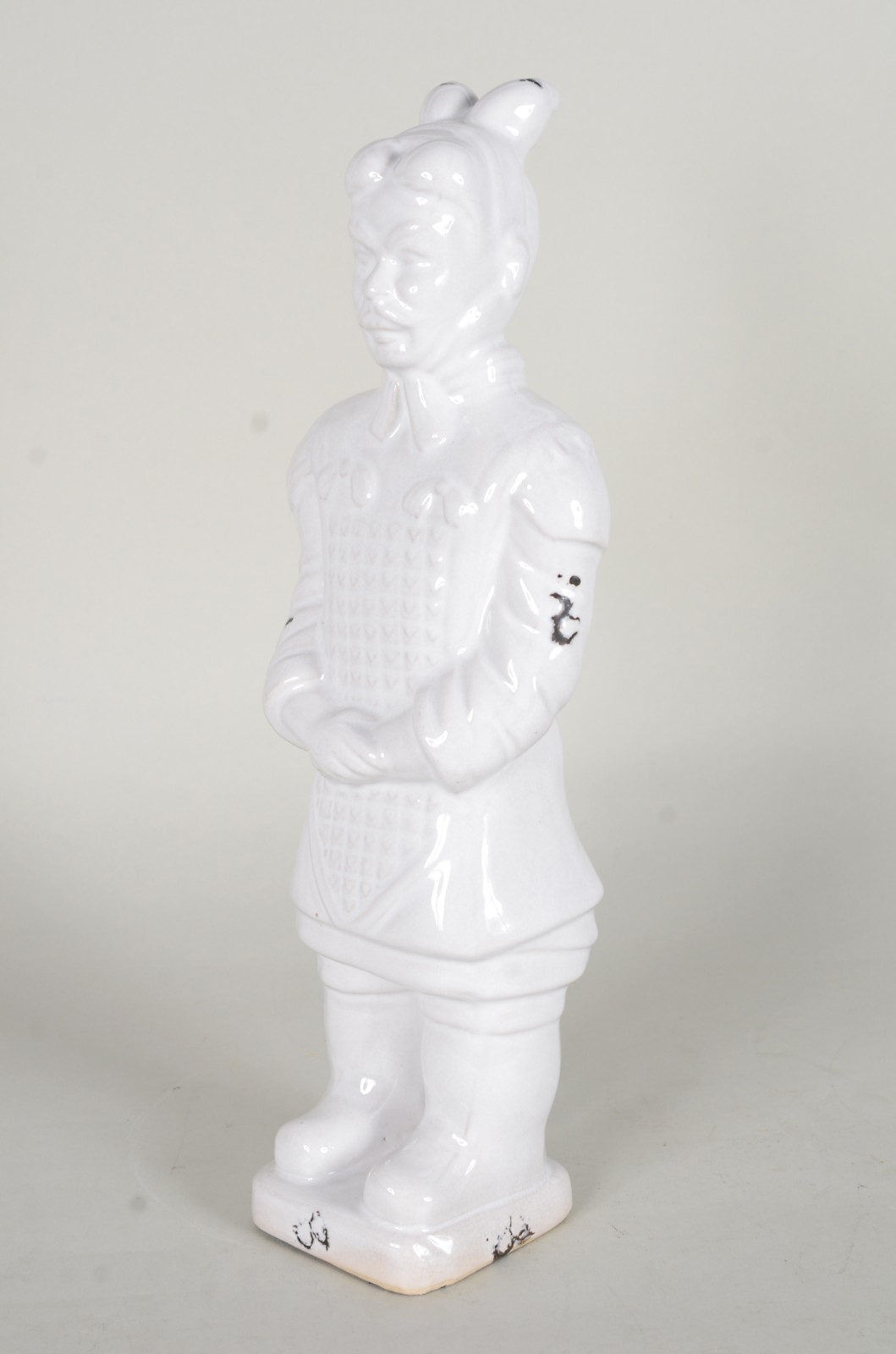 Escultura de cerâmica branca representando soldado oriental. - foto 1 de 8
