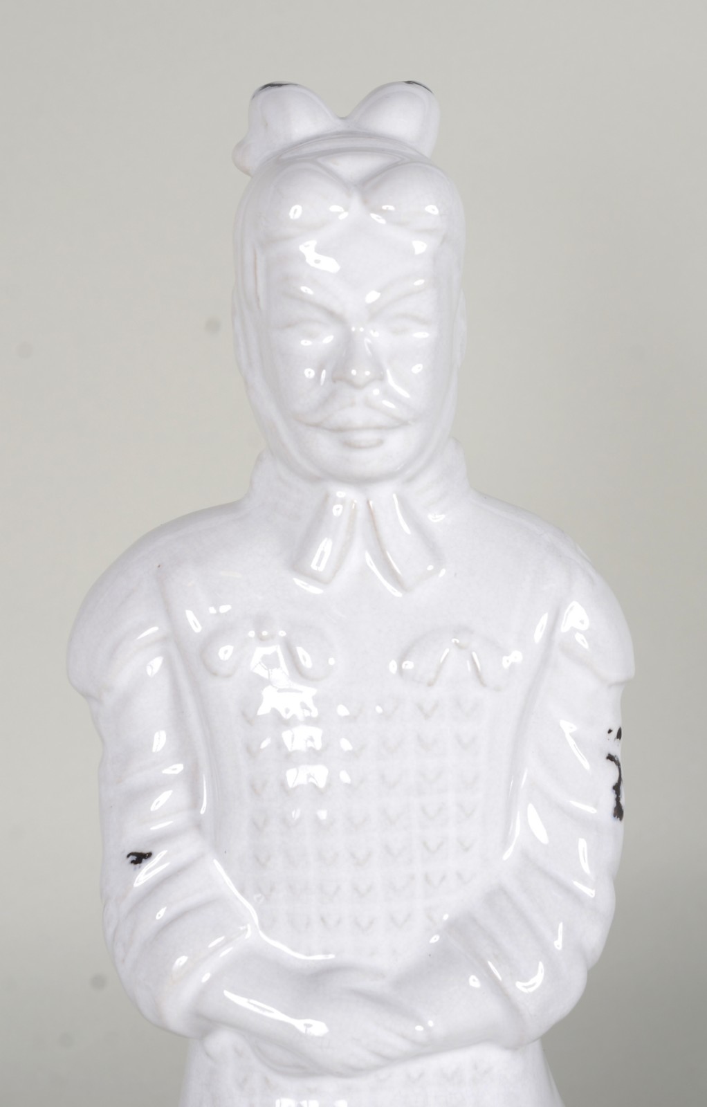 Escultura de cerâmica branca representando soldado oriental. - foto 3 de 8