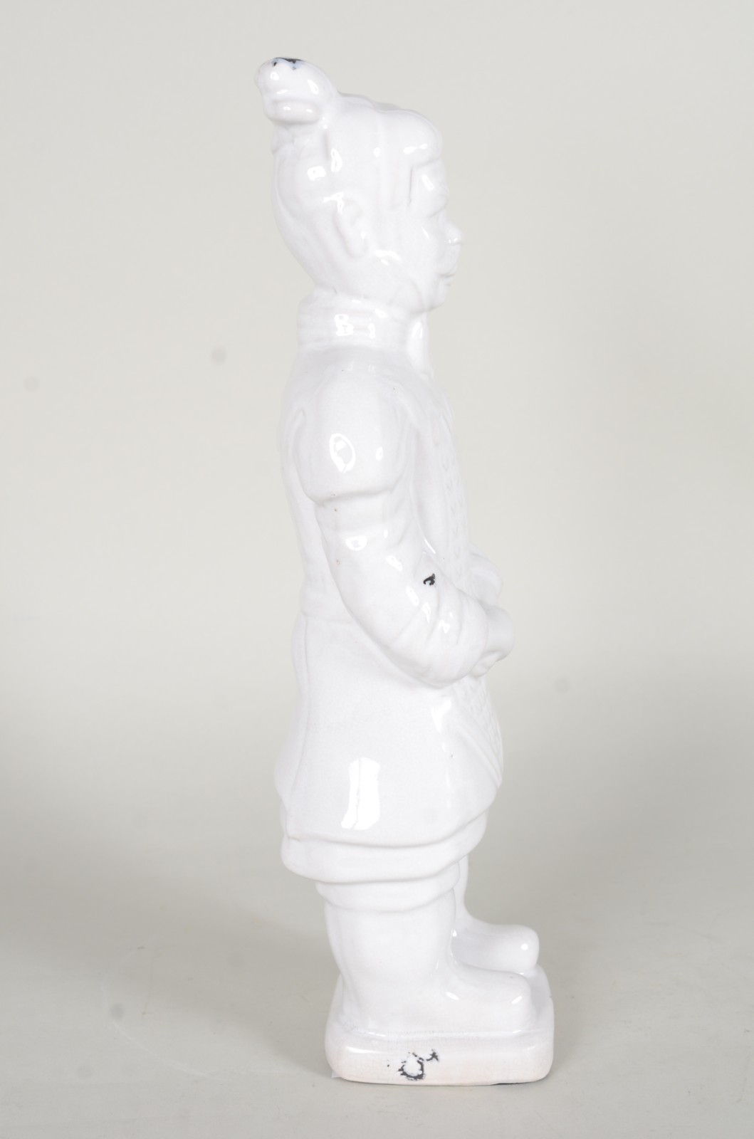 Escultura de cerâmica branca representando soldado oriental. - foto 4 de 8
