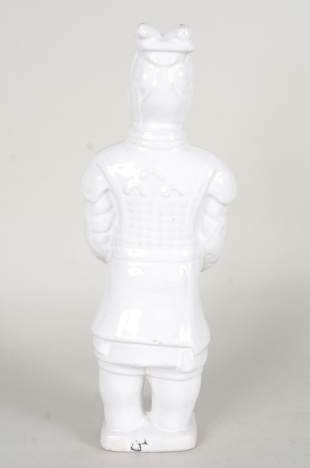Escultura de cerâmica branca representando soldado oriental. - foto 5 de 8