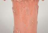 Vaso de vidro decorativo na cor salmon, trabalh... - Vaso de vidro decorativo na cor salmon, trabalhado em relevos, borda feitio babado.