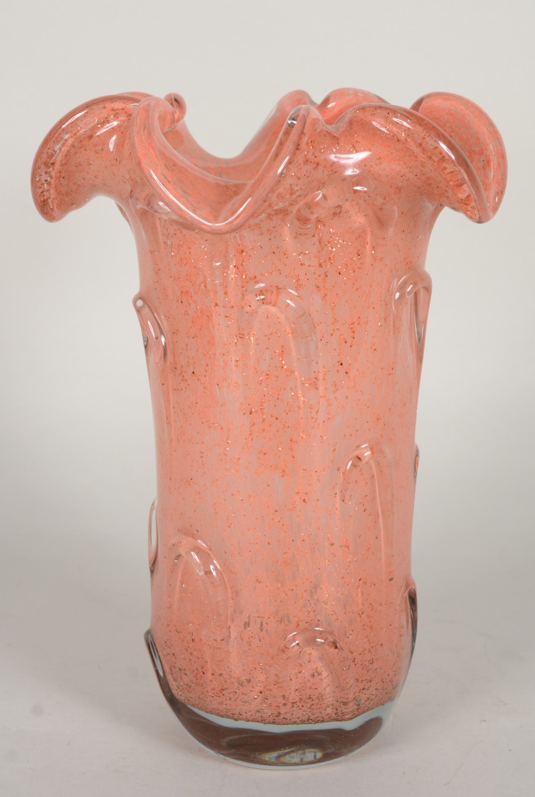 Vaso de vidro decorativo na cor salmon, trabalhado em relevos, borda... - foto 2 de 6