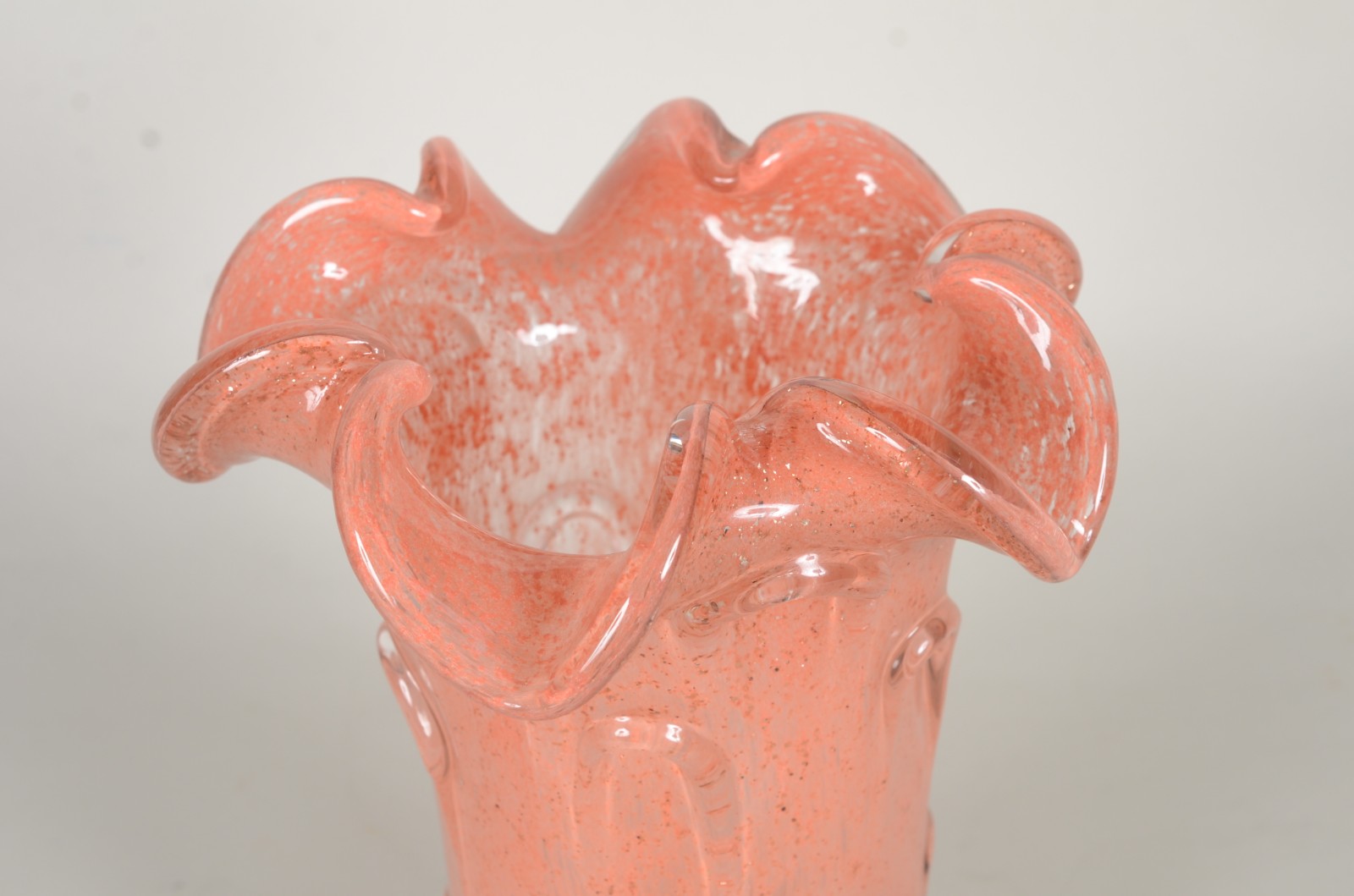 Vaso de vidro decorativo na cor salmon, trabalhado em relevos, borda... - foto 3 de 6