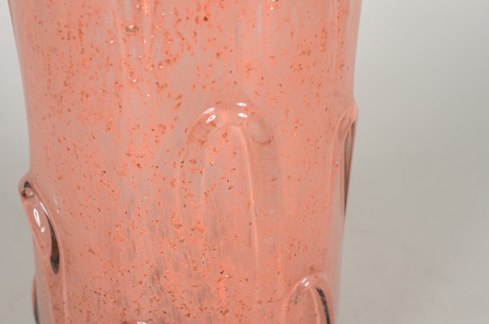 Vaso de vidro decorativo na cor salmon, trabalhado em relevos, borda... - foto 4 de 6