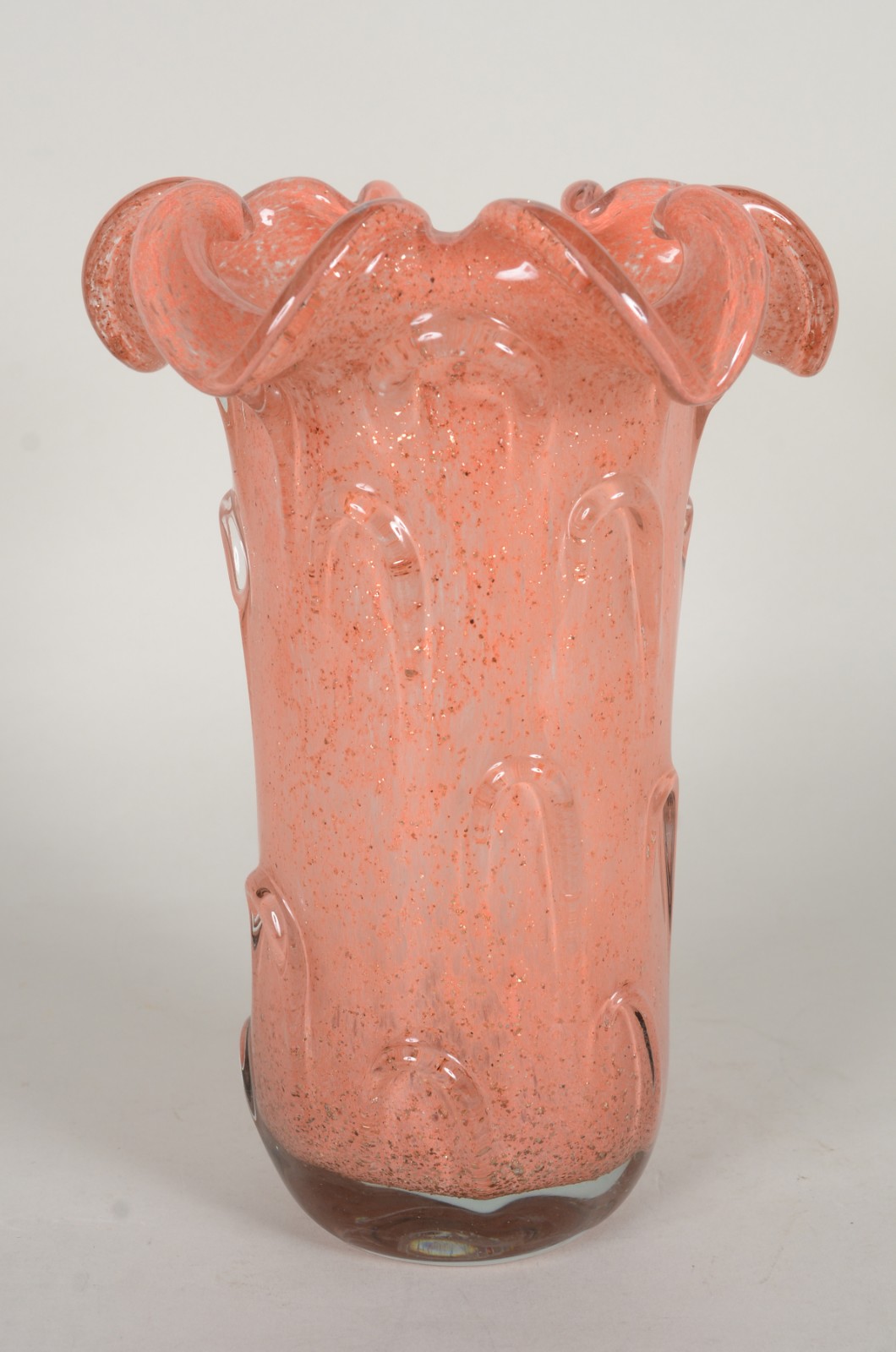 Vaso de vidro decorativo na cor salmon, trabalhado em relevos, borda... - foto 1 de 6
