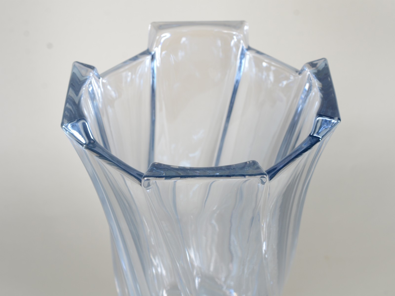 Vaso de vidro decorativo na cor azul. - foto 4 de 6