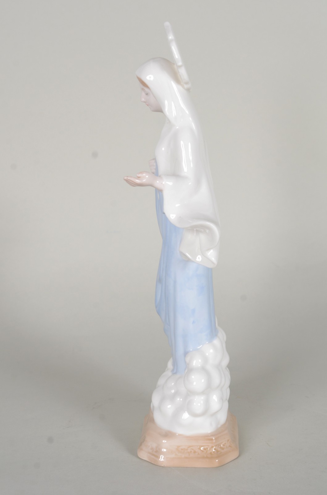 Escultura de porcelana policromada representando Nossa Senhora. - foto 2 de 7