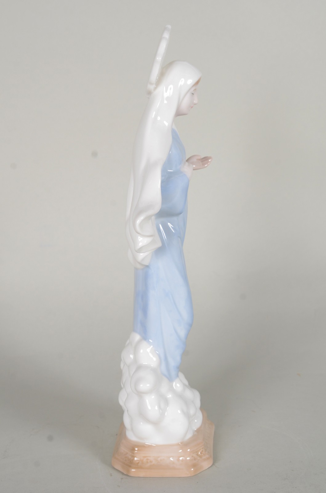 Escultura de porcelana policromada representando Nossa Senhora. - foto 3 de 7