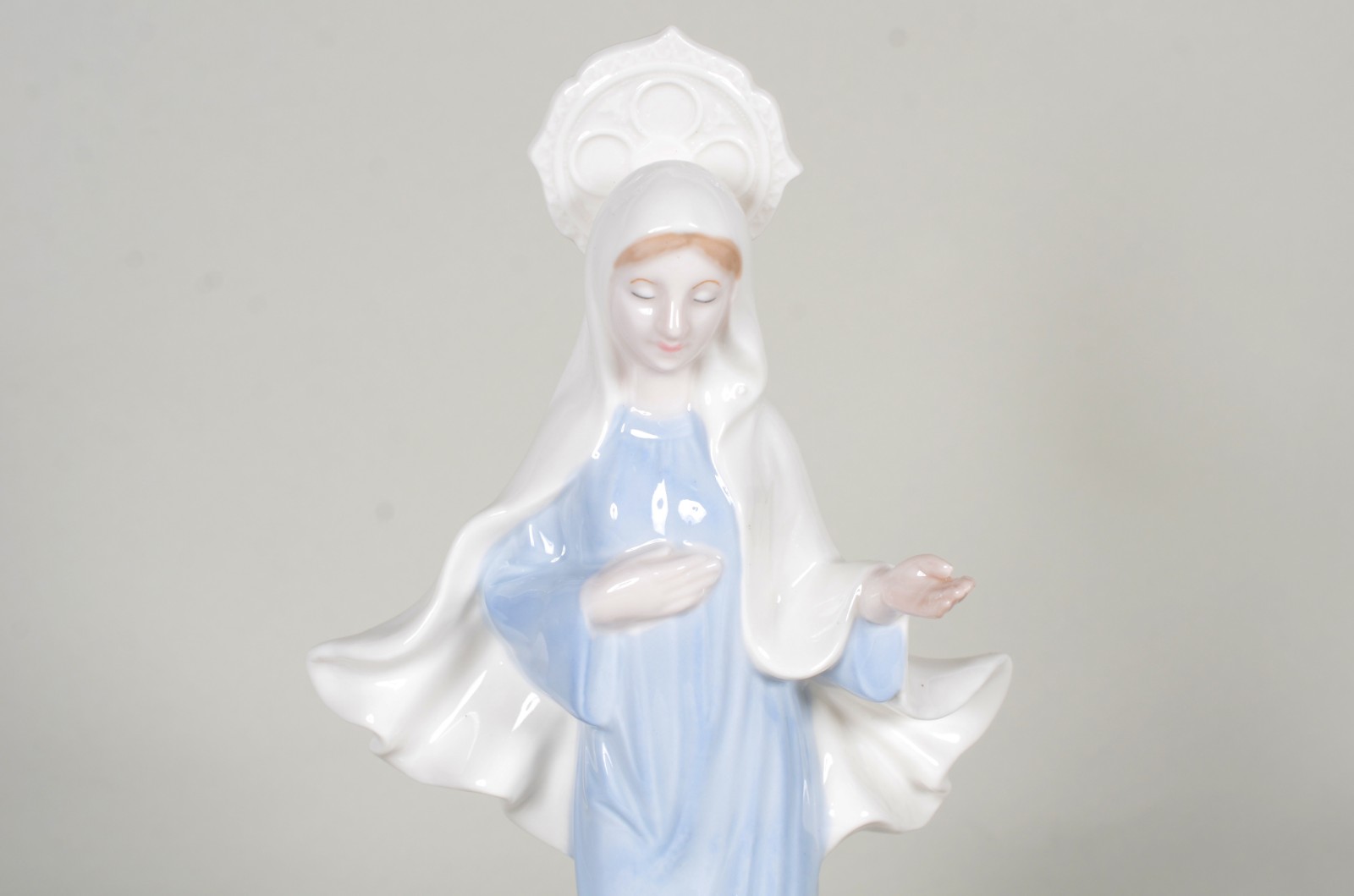 Escultura de porcelana policromada representando Nossa Senhora. - foto 5 de 7