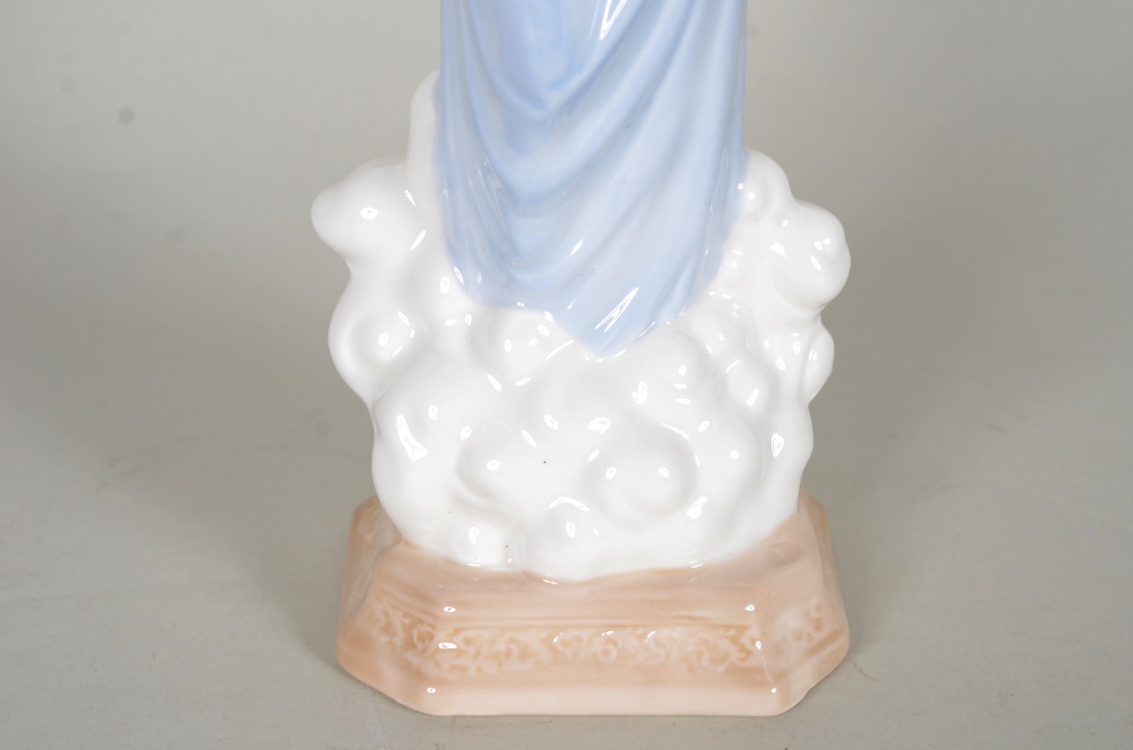 Escultura de porcelana policromada representando Nossa Senhora. - foto 6 de 7