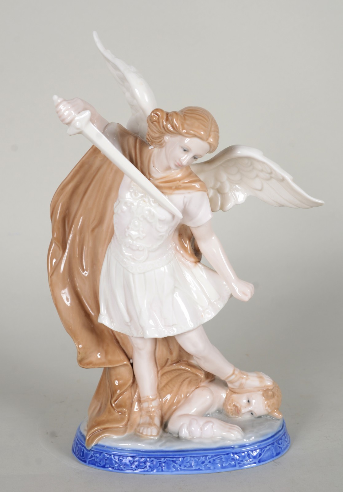 Escultura de porcelana policromada representando Arcanjo São Miguel. - foto 1 de 8