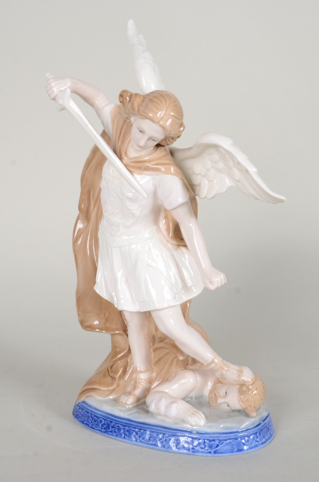 Escultura de porcelana policromada representando Arcanjo São Miguel. - foto 2 de 8
