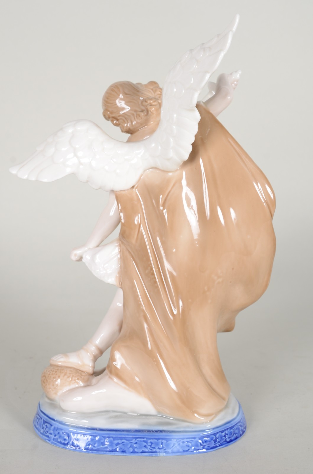 Escultura de porcelana policromada representando Arcanjo São Miguel. - foto 3 de 8