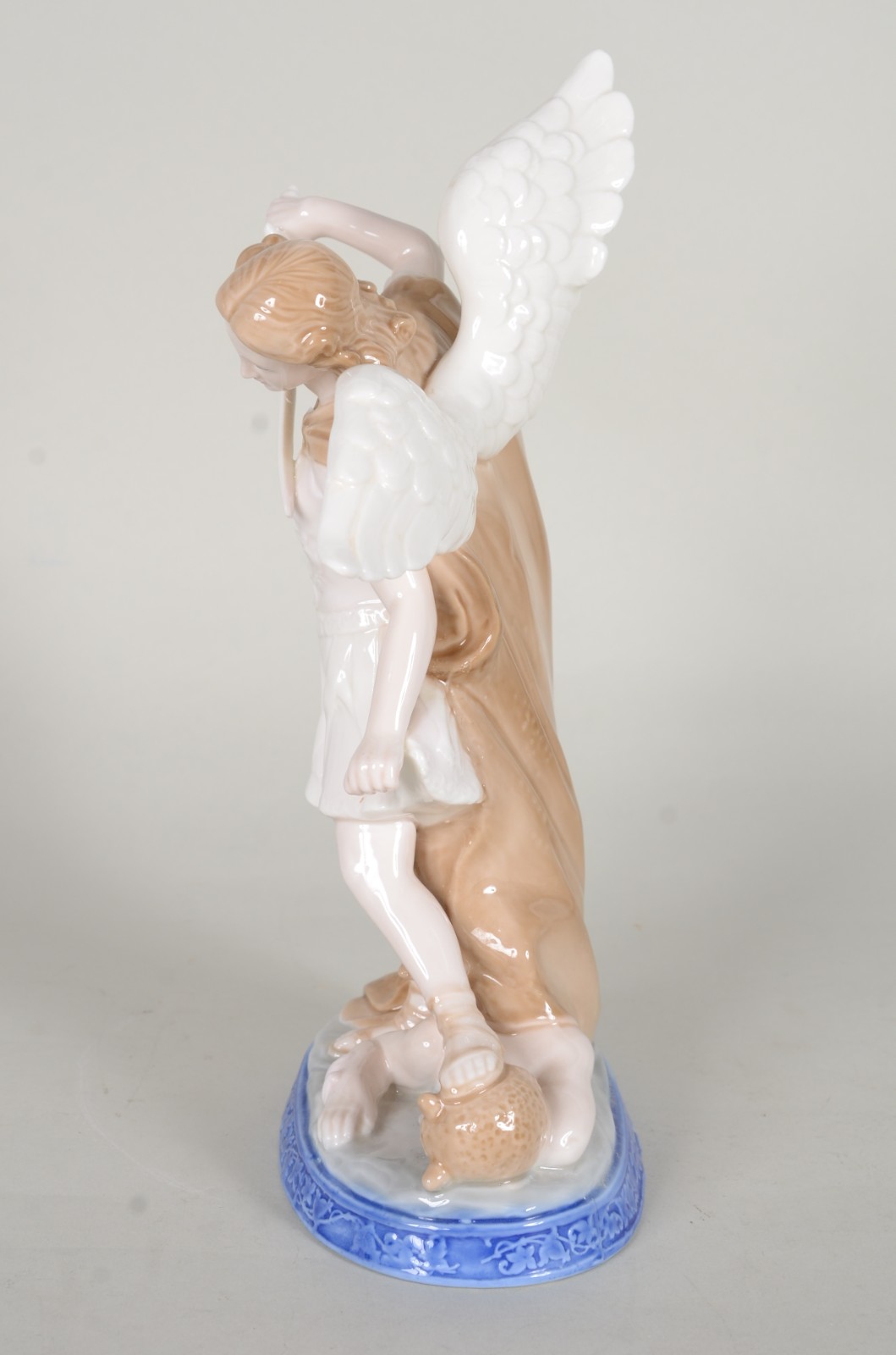 Escultura de porcelana policromada representando Arcanjo São Miguel. - foto 4 de 8