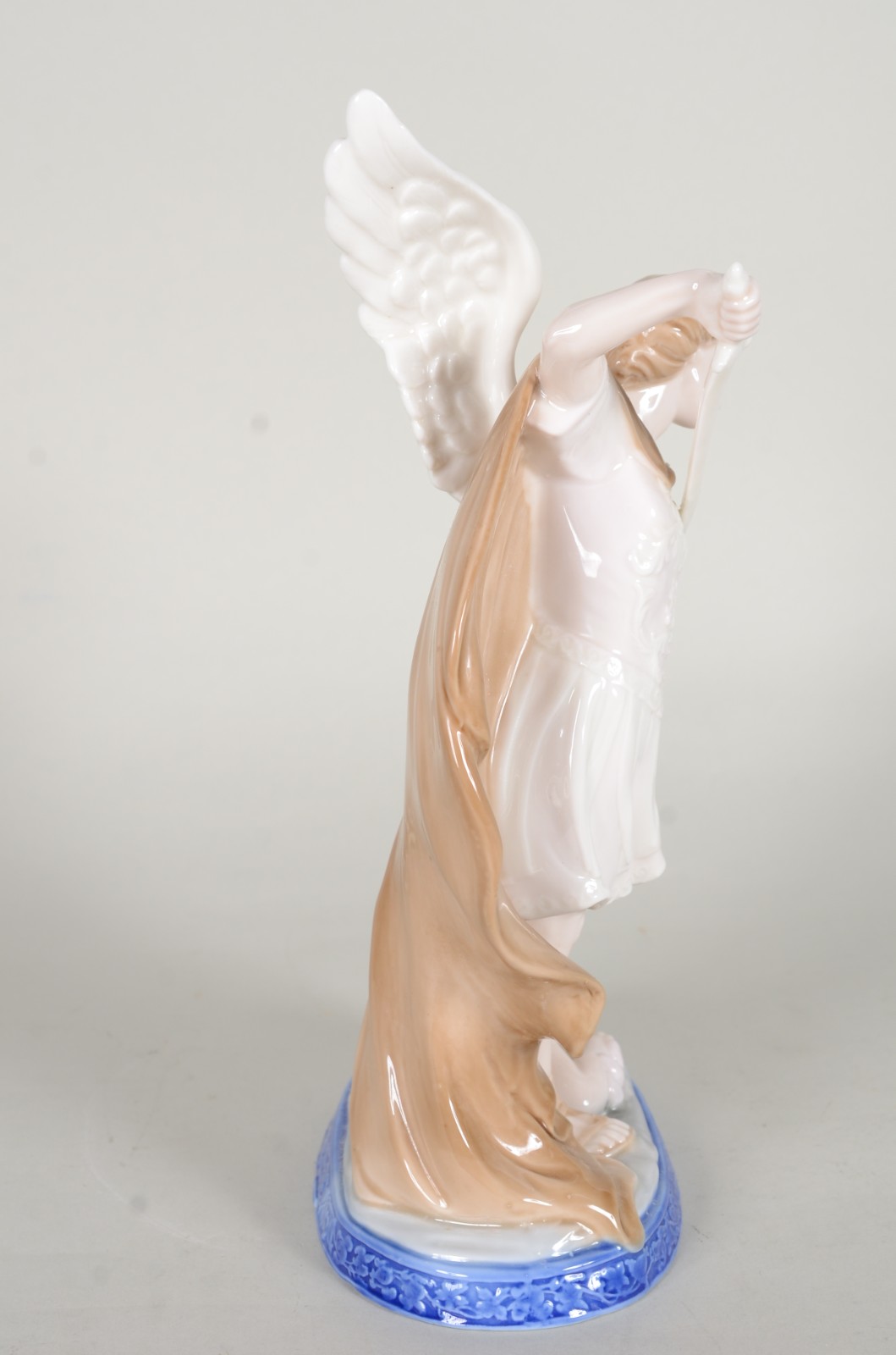 Escultura de porcelana policromada representando Arcanjo São Miguel. - foto 5 de 8