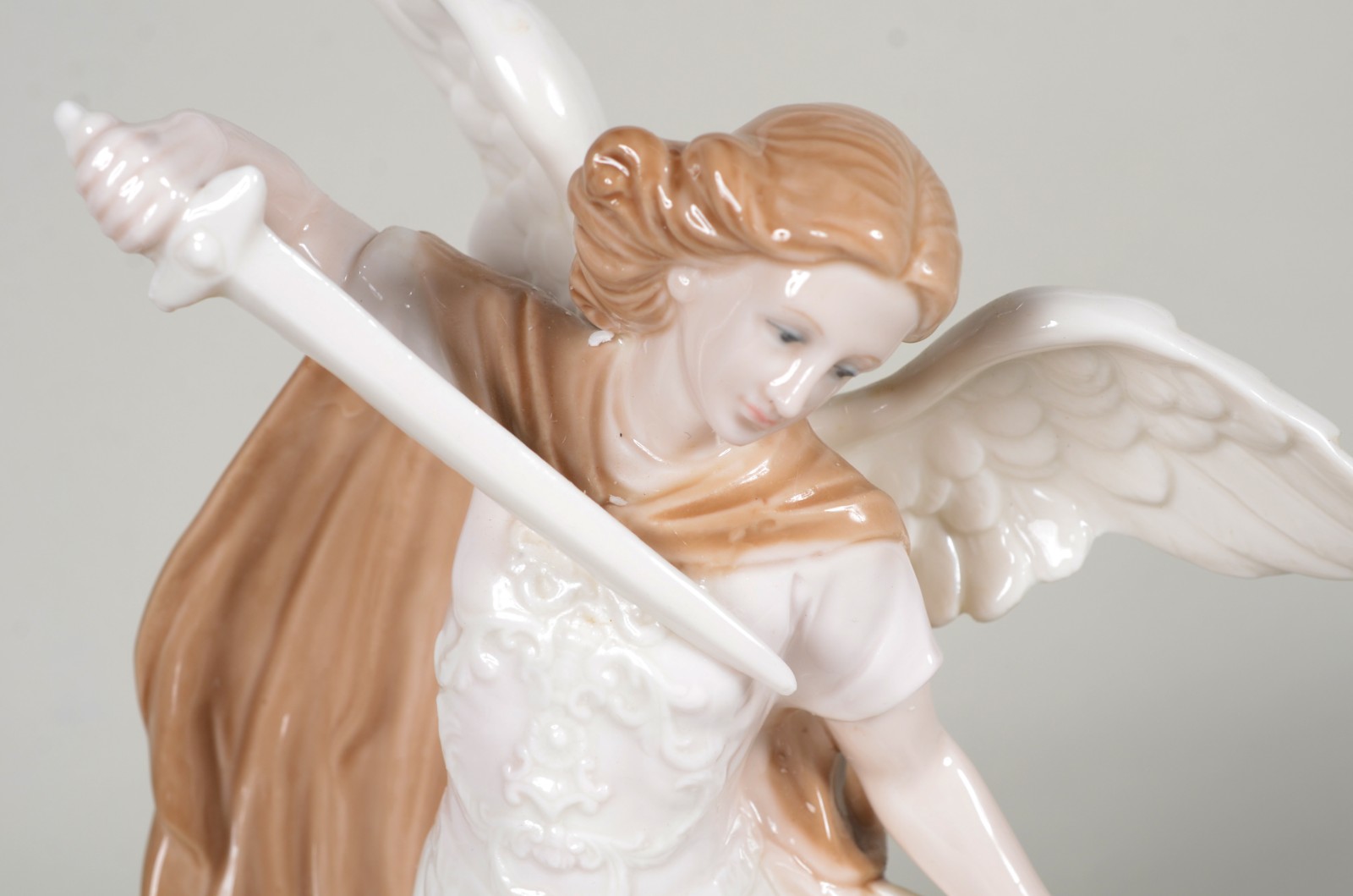 Escultura de porcelana policromada representando Arcanjo São Miguel. - foto 6 de 8