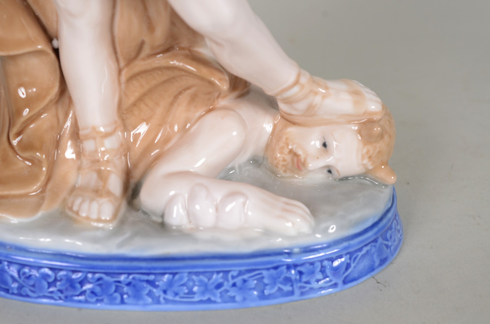 Escultura de porcelana policromada representando Arcanjo São Miguel. - foto 7 de 8