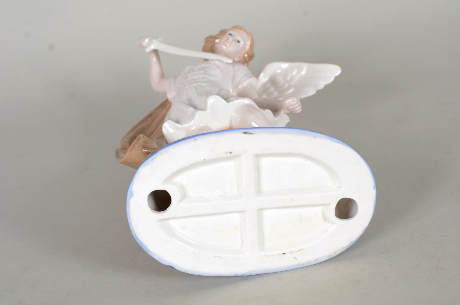 Escultura de porcelana policromada representando Arcanjo São Miguel. - foto 8 de 8