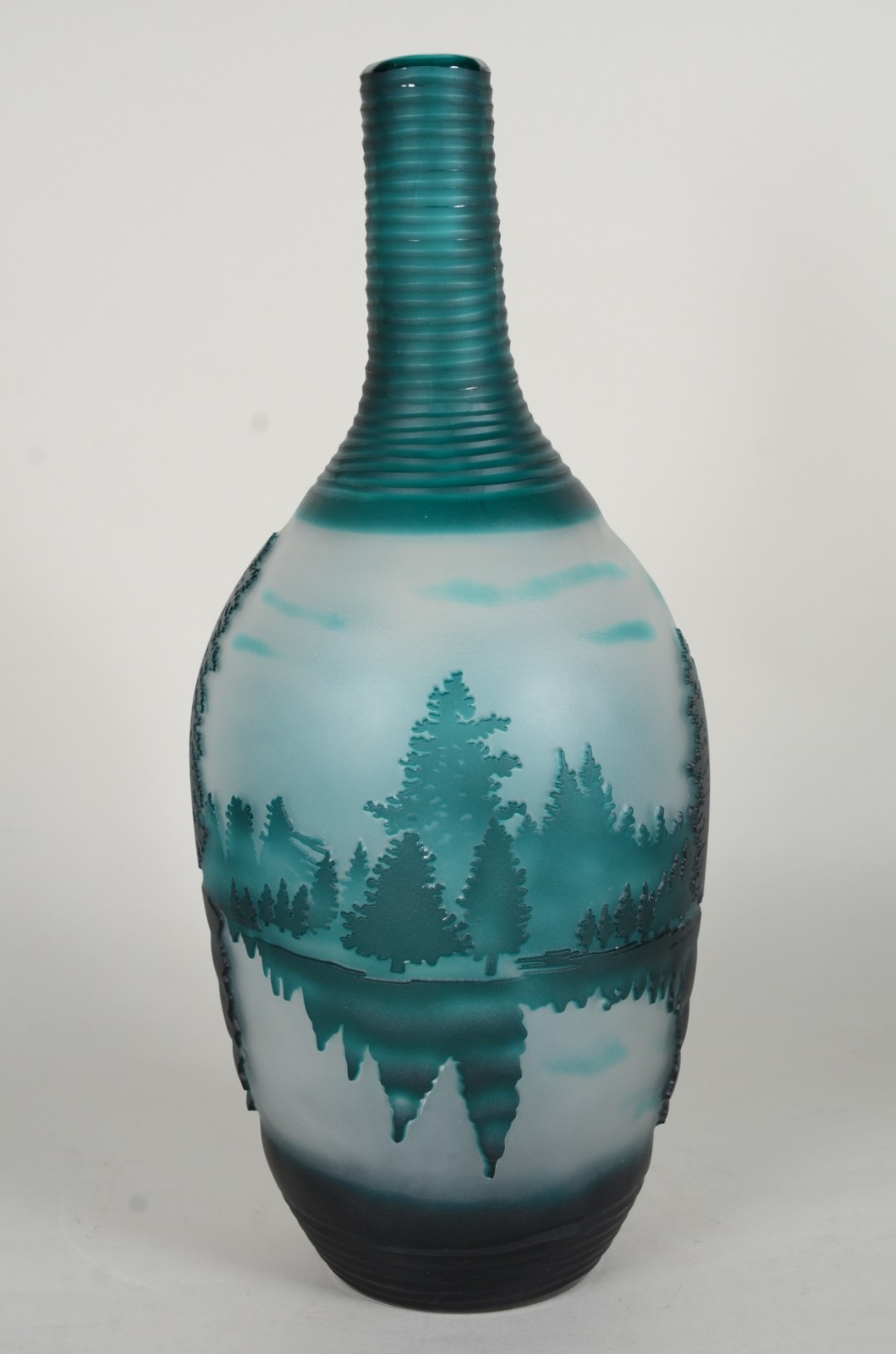Vaso de vidro decorativo com paisagem em relevo na cor verde. - foto 1 de 7
