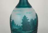 Vaso de vidro decorativo com paisagem em relevo... - Vaso de vidro decorativo com paisagem em relevo na cor verde.