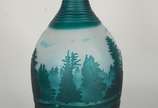 Vaso de vidro decorativo com paisagem em relevo... - Vaso de vidro decorativo com paisagem em relevo na cor verde.