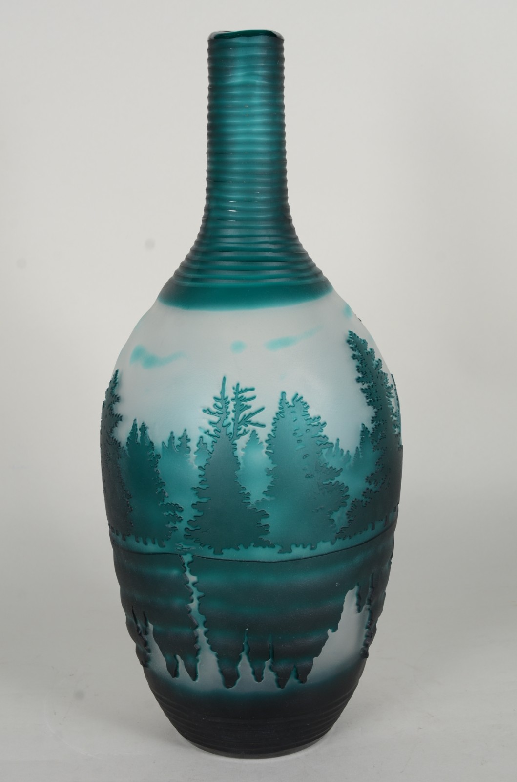 Vaso de vidro decorativo com paisagem em relevo na cor verde. - foto 3 de 7
