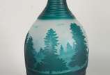 Vaso de vidro decorativo com paisagem em relevo... - Vaso de vidro decorativo com paisagem em relevo na cor verde.
