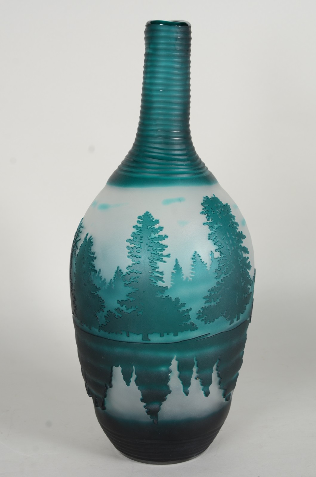 Vaso de vidro decorativo com paisagem em relevo na cor verde. - foto 4 de 7