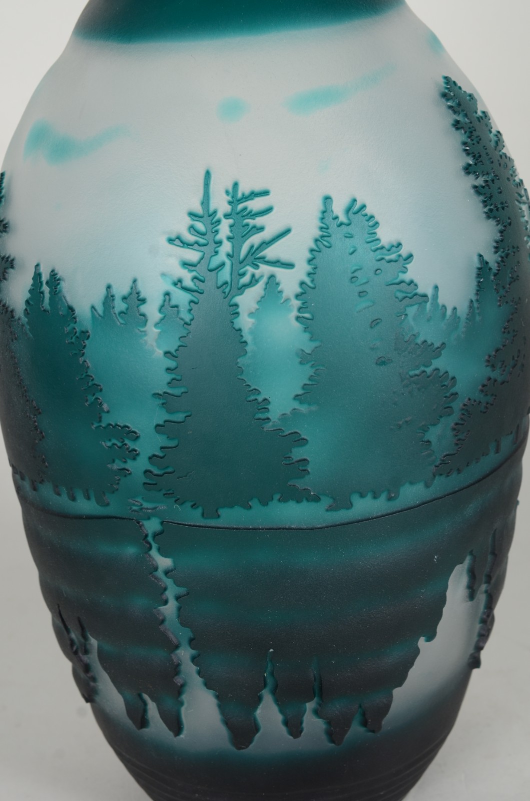 Vaso de vidro decorativo com paisagem em relevo na cor verde. - foto 5 de 7