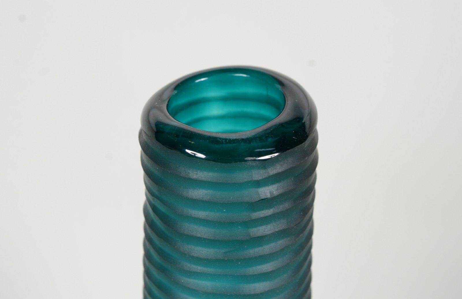Vaso de vidro decorativo com paisagem em relevo na cor verde. - foto 6 de 7
