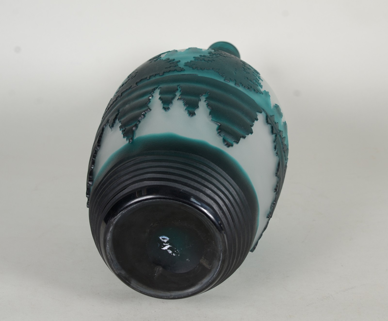 Vaso de vidro decorativo com paisagem em relevo na cor verde. - foto 7 de 7