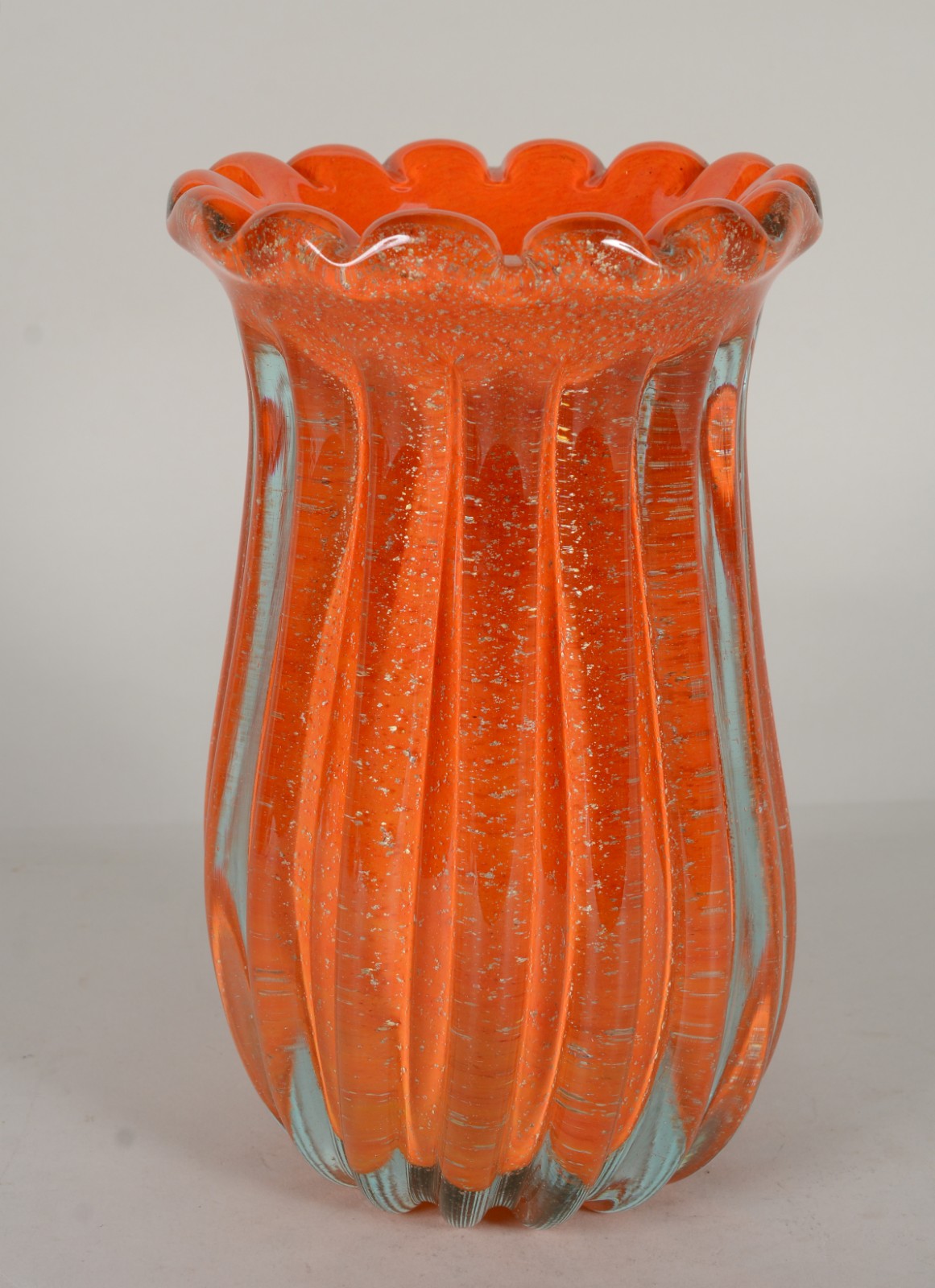 Vaso de vidro decorativo na cor laranja, trabalhado em gomos com pó... - foto 1 de 5