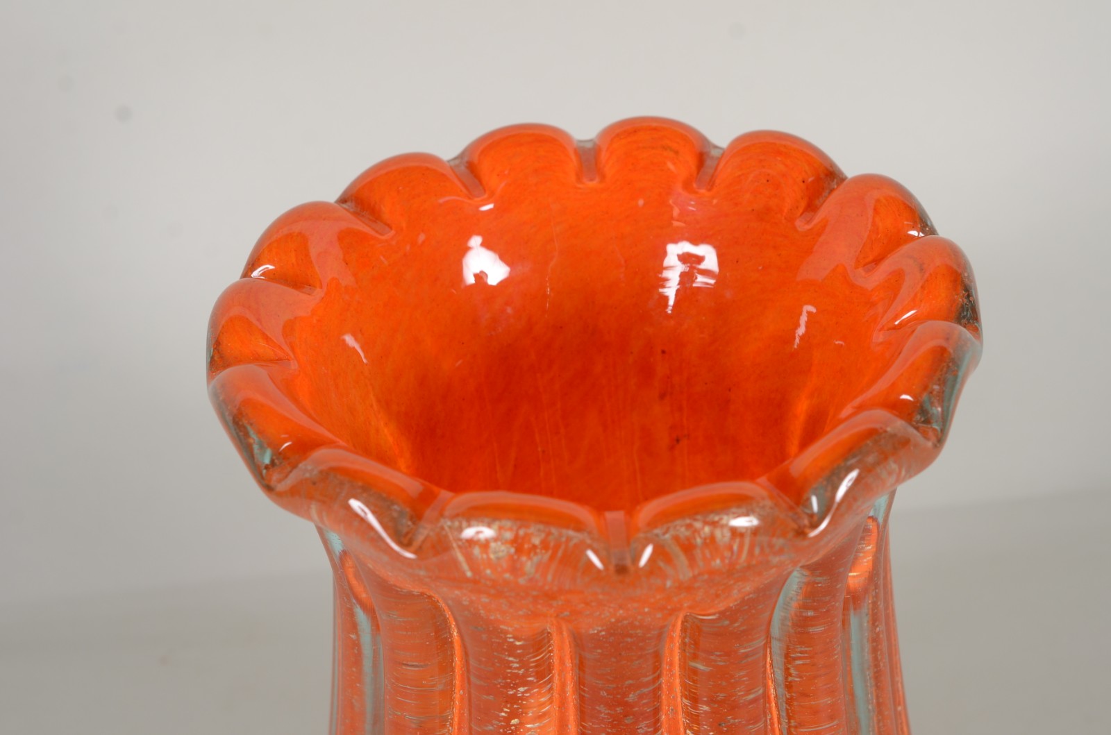 Vaso de vidro decorativo na cor laranja, trabalhado em gomos com pó... - foto 2 de 5