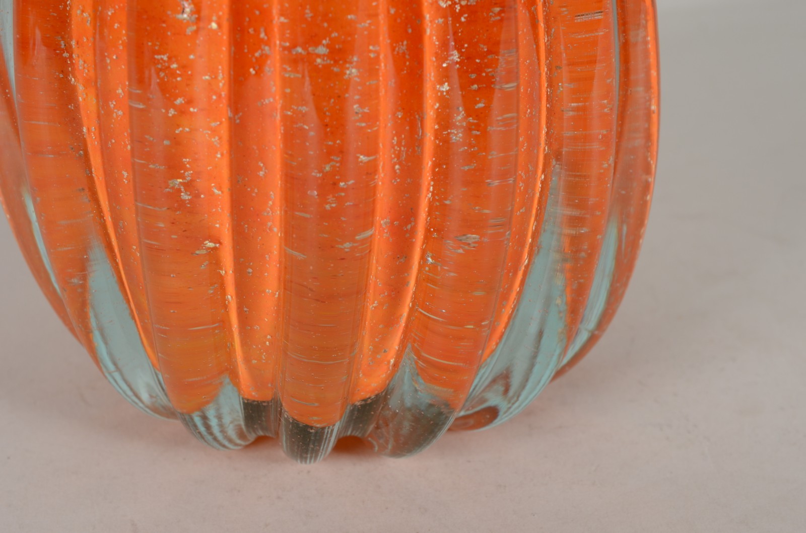 Vaso de vidro decorativo na cor laranja, trabalhado em gomos com pó... - foto 3 de 5