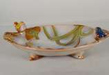 Fruteira/centro de mesa de cerâmica com pássaro... - Fruteira/centro de mesa de cerâmica com pássaros nas laterais em policromia.