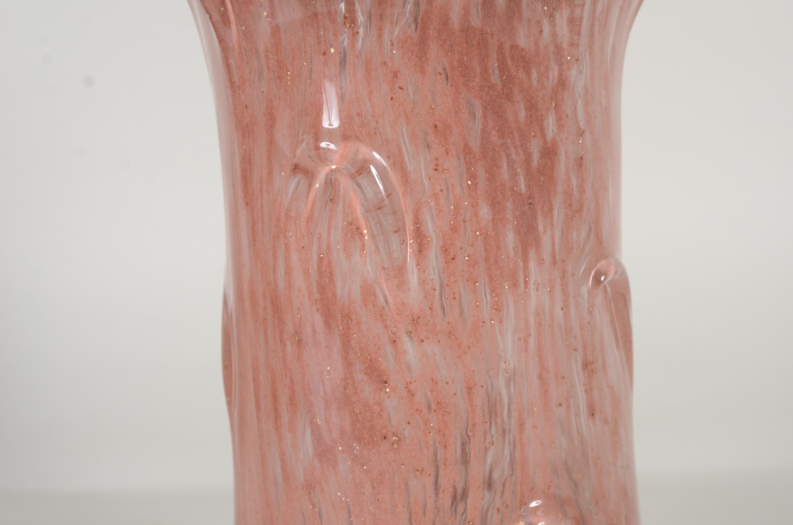 Vaso de vidro decorativo com trabalhos em relevo, borda feitio babado. - foto 4 de 6