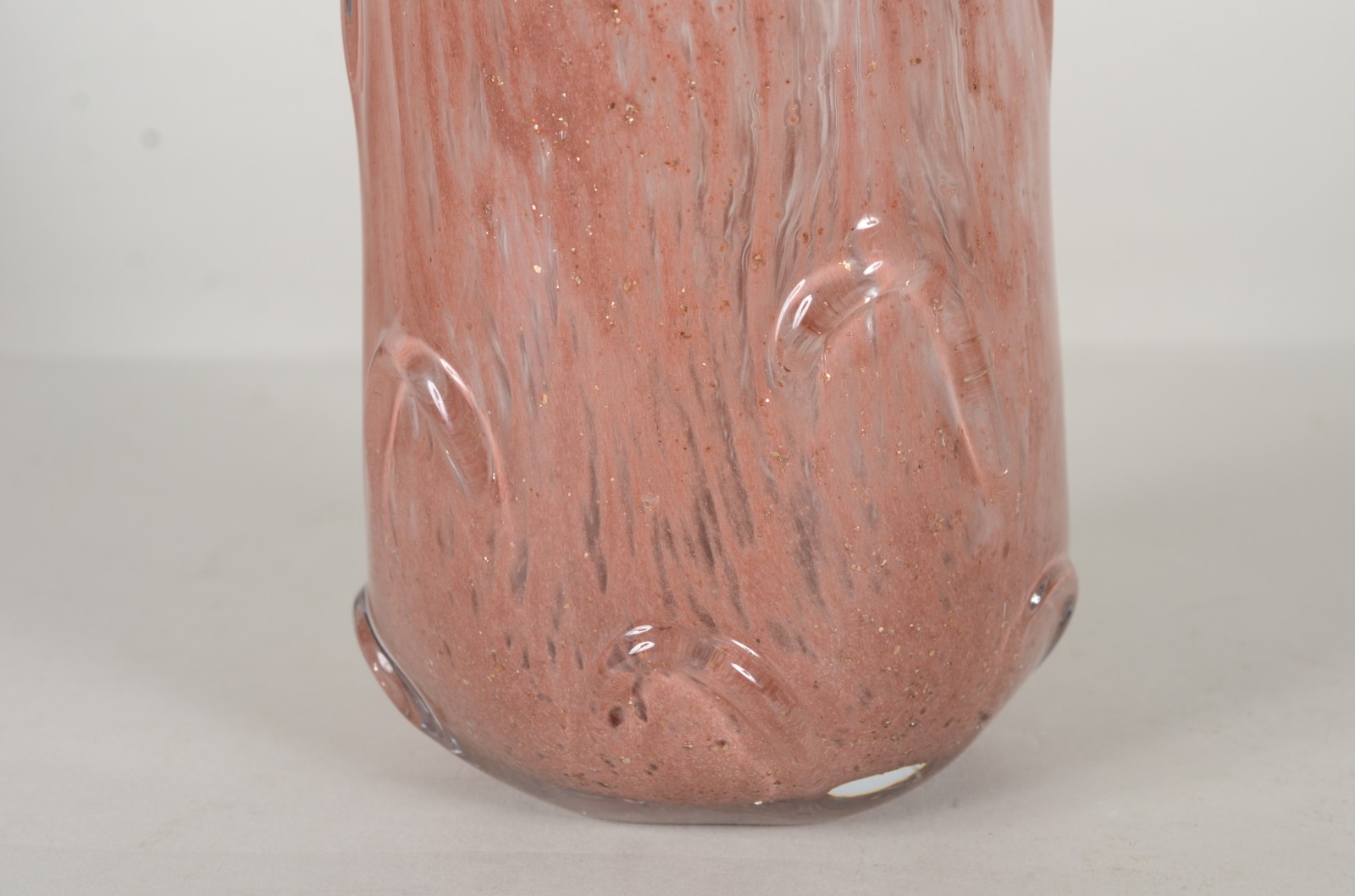Vaso de vidro decorativo com trabalhos em relevo, borda feitio babado. - foto 5 de 6