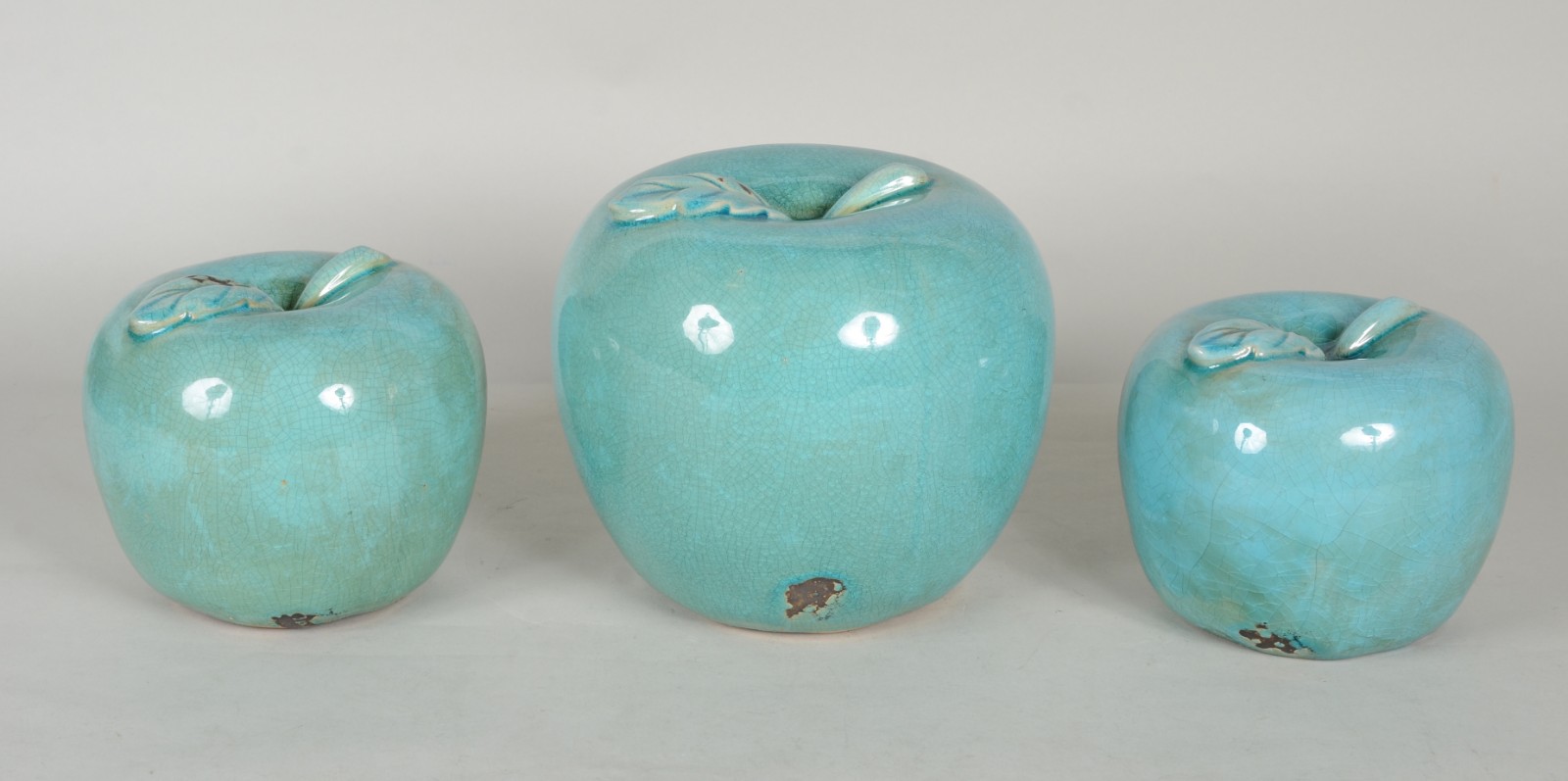 Conjunto com 3 maçãs decorativas de cerâmica vitrificada. - foto 2 de 7