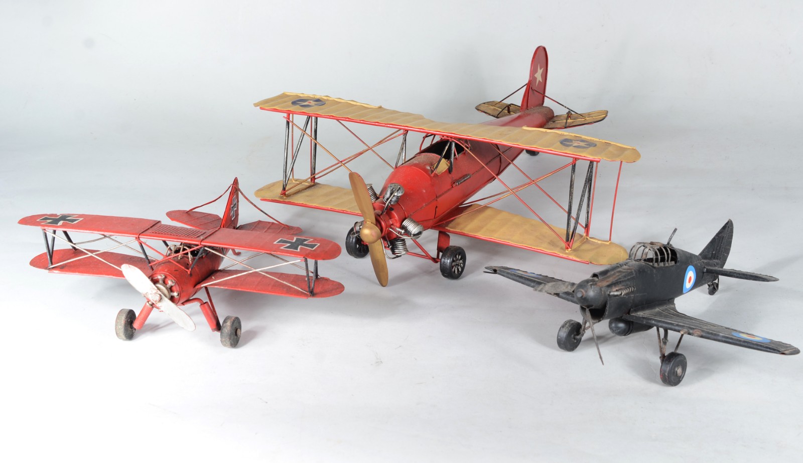 Três aviões em miniaturas. Desgastes. - foto 1 de 8