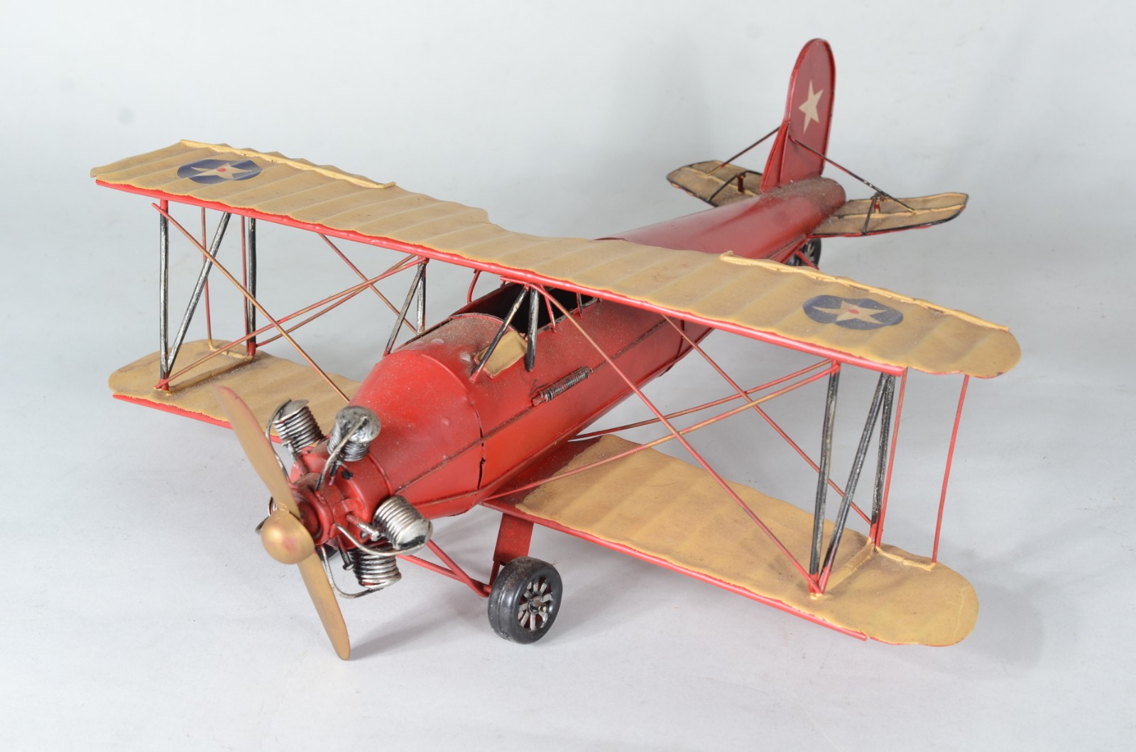Três aviões em miniaturas. Desgastes. - foto 2 de 8