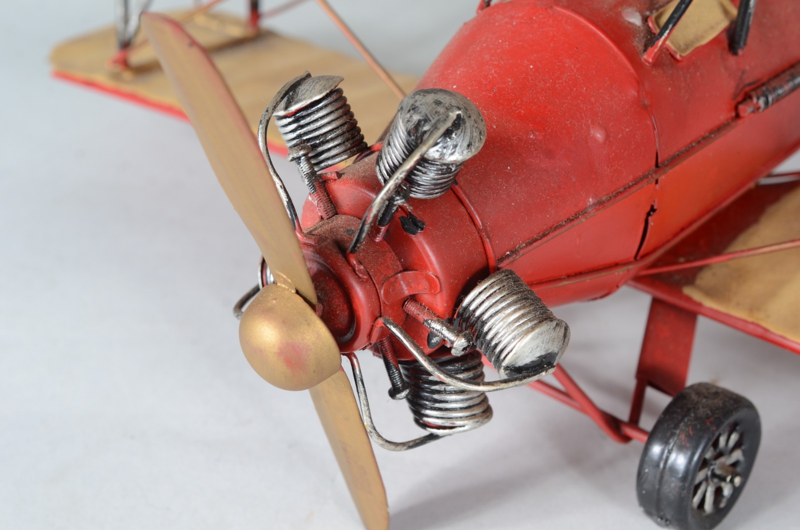 Três aviões em miniaturas. Desgastes. - foto 4 de 8