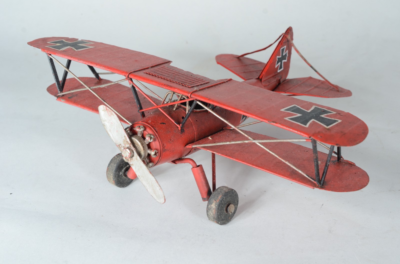 Três aviões em miniaturas. Desgastes. - foto 5 de 8