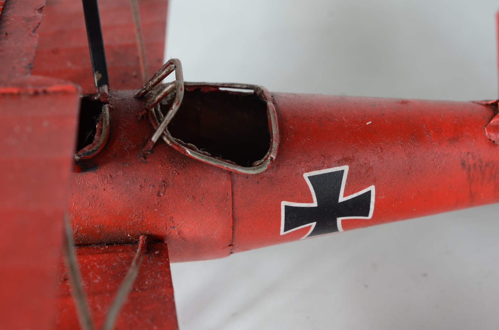 Três aviões em miniaturas. Desgastes. - foto 6 de 8
