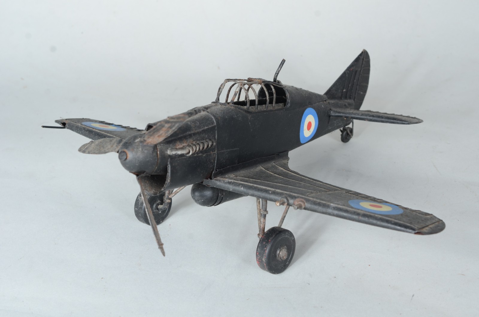 Três aviões em miniaturas. Desgastes. - foto 7 de 8