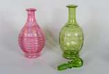 Quatro peças diversas, sendo: 2 licoreiras de v... - Quatro peças diversas, sendo: 2 licoreiras de vidro nas cores verde e rosa com flores em policromia (faltando a tampa de uma delas), e 2 pequeno...