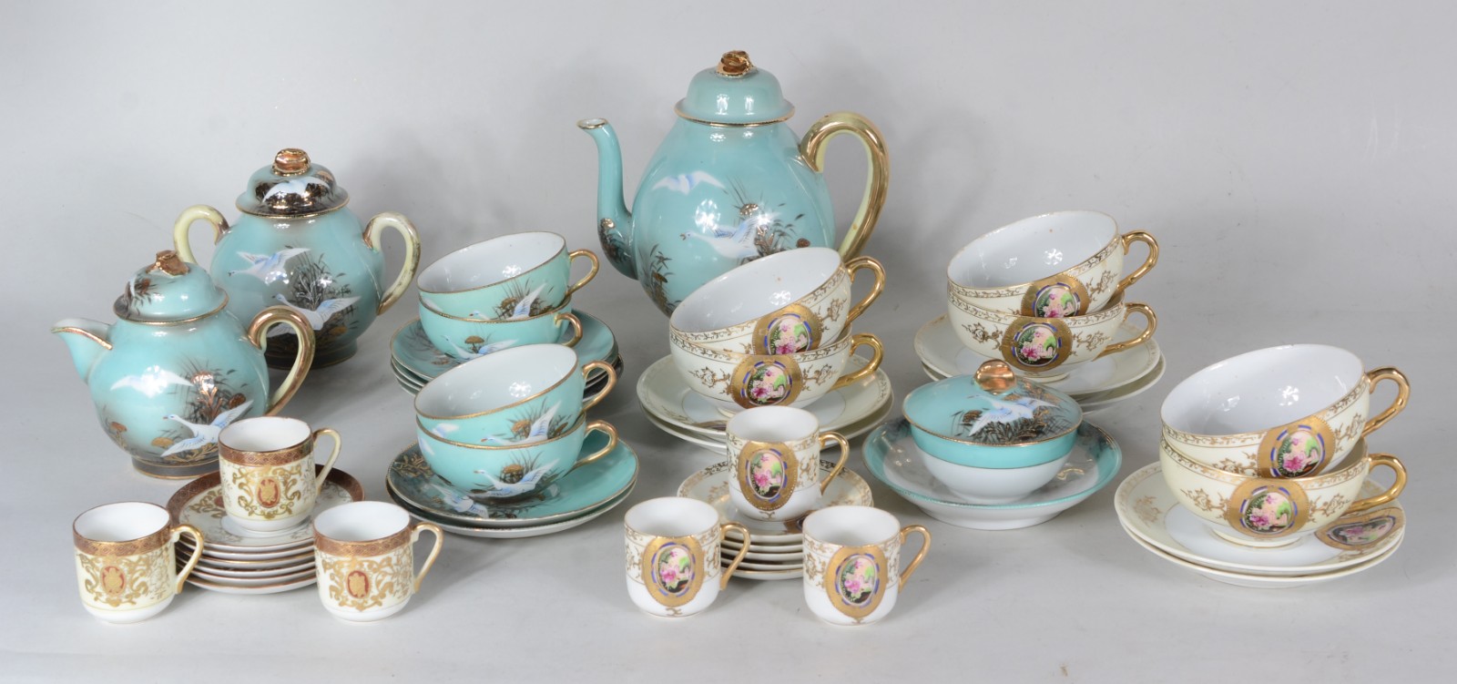 Três pequenos serviços de porcelana oriental, sendo: a) Serviço de... - foto 1 de 11