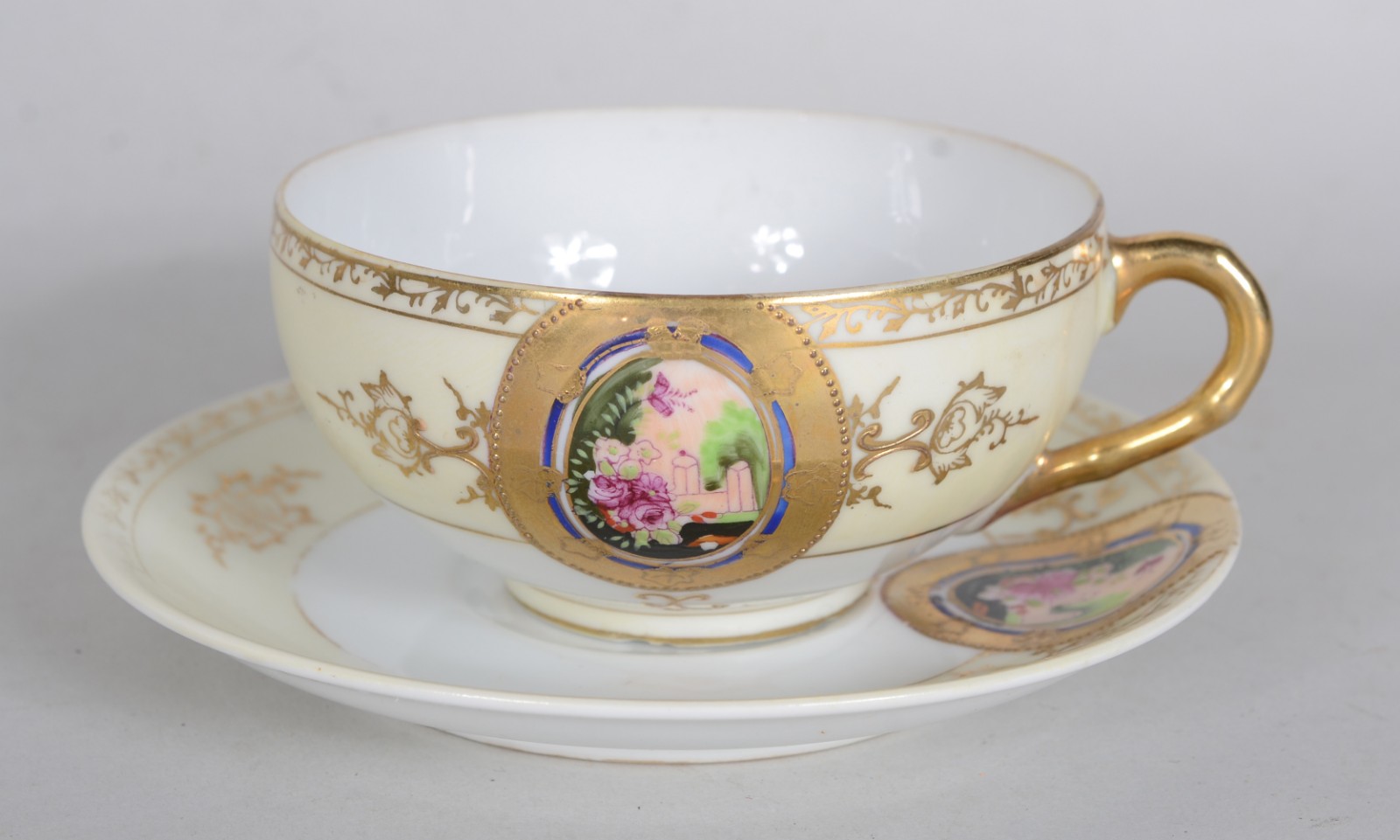 Três pequenos serviços de porcelana oriental, sendo: a) Serviço de... - foto 5 de 11